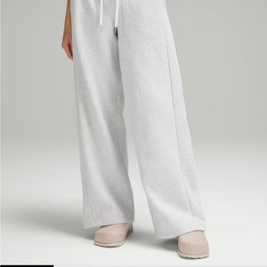 Lululemon Scuba Mid-Rise Wide-Leg Pant - 6